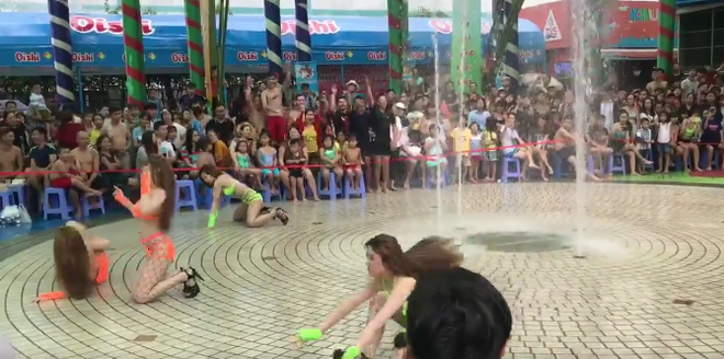 4 co gai mac bikini nhay mua phan cam truoc mat tre nho trong cong vien nuoc dam sen