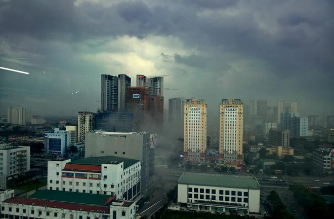 bau troi xam xit kem gio manh ha noi don mua giong lon sau chuoi ngay nang kinh hoang