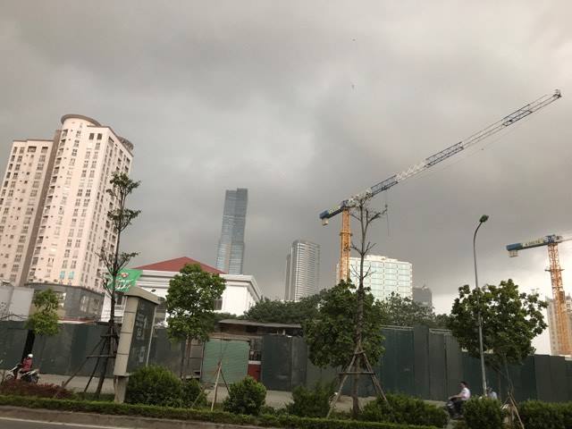 bau troi xam xit kem gio manh ha noi don mua giong lon sau chuoi ngay nang kinh hoang
