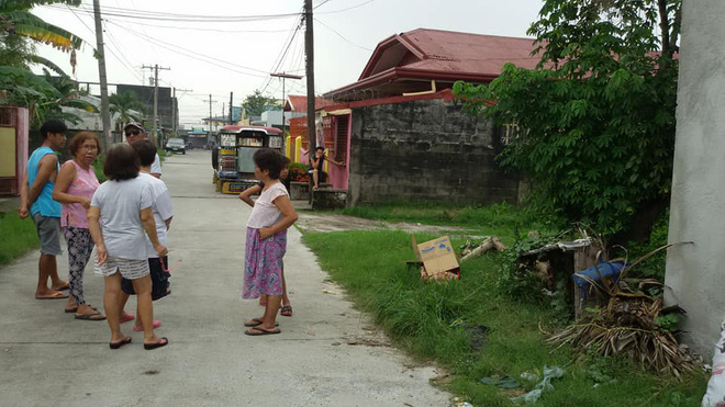 di thu gom rac nhan vien ve sinh bang hoang phat hien thu bi bo lai trong chiec hop cac tong ben ve duong