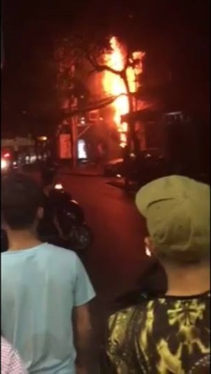 ha noi chay lon tai mot bot dien tren duong nguyen chi thanh ngon lua boc cao du doi