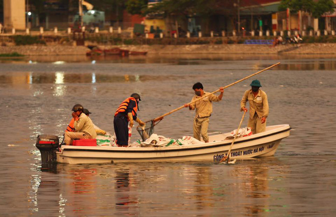 ha noi dung 1 nam sau su co ca lai chet noi trang mat ho hoang cau