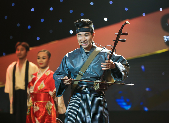 nguyen khang mac kimono choi nhac cu dan toc