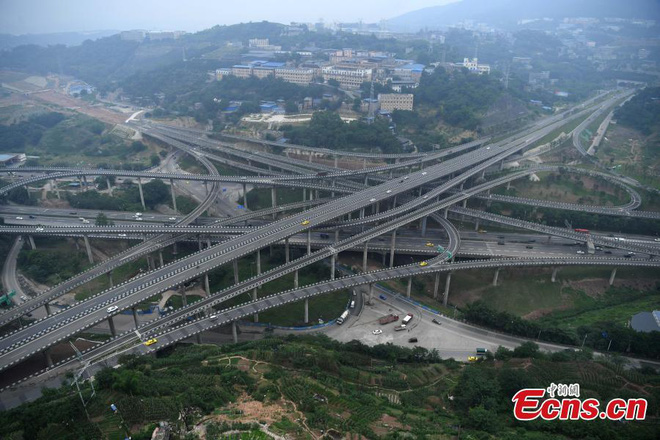day la chie c ca u vuo t 5 ta ng 20 la n duo ng di 8 huo ng ba n co tin ra ng mi nh se cho n du ng duo ng ca n di