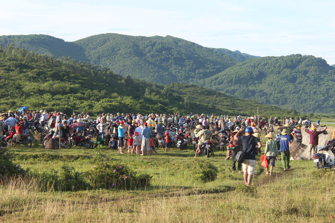 ha tinh hang tram nguoi doi nang xuong dam bat ca de cau may