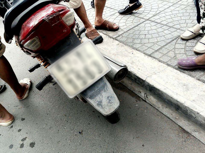 dong nai de lai tam thu tren xe may nguoi dan ong nhay cau tu tu