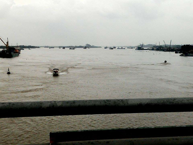 dong nai de lai tam thu tren xe may nguoi dan ong nhay cau tu tu