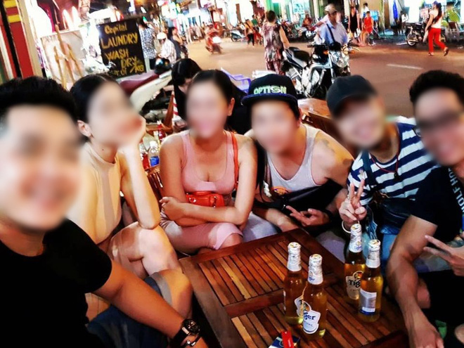 nam dien vien ha noi va nhan vien giu xe lao vao hon chien giua pho bui vien trong dem