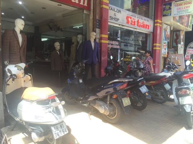 nam dien vien ha noi va nhan vien giu xe lao vao hon chien giua pho bui vien trong dem