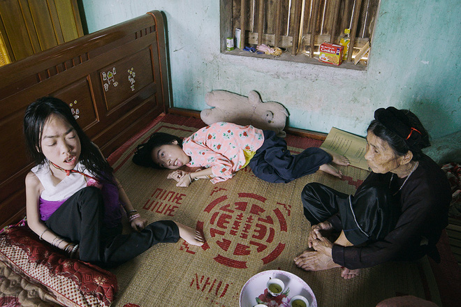 gong minh nuoi 2 dua con bai nao va me gia benh tat nhung doi vo chong nay chua mot lan muon bo cuoc