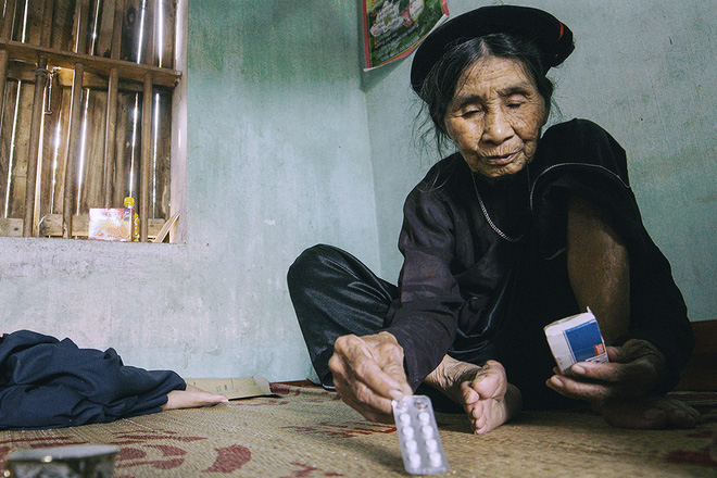 gong minh nuoi 2 dua con bai nao va me gia benh tat nhung doi vo chong nay chua mot lan muon bo cuoc