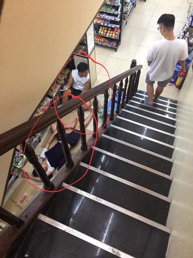 ngao ngan canh sinh vien om chan goi theo de ngu xa rac bua bai trong cac cua hang tien loi