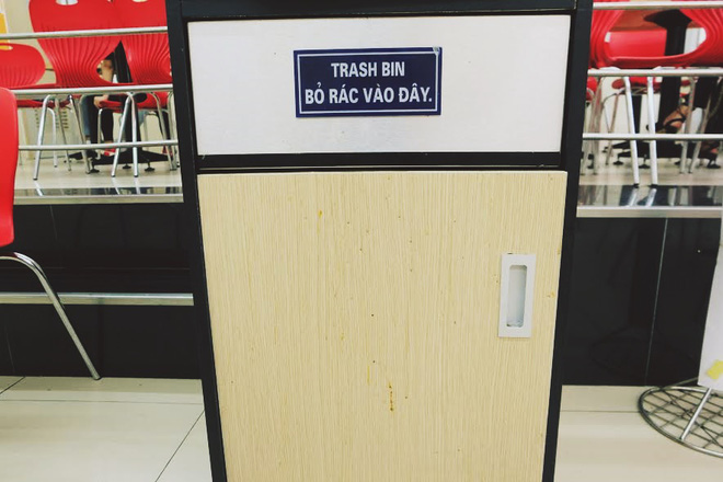 ngao ngan canh sinh vien om chan goi theo de ngu xa rac bua bai trong cac cua hang tien loi