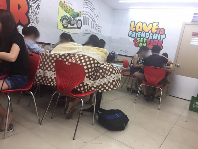 ngao ngan canh sinh vien om chan goi theo de ngu xa rac bua bai trong cac cua hang tien loi