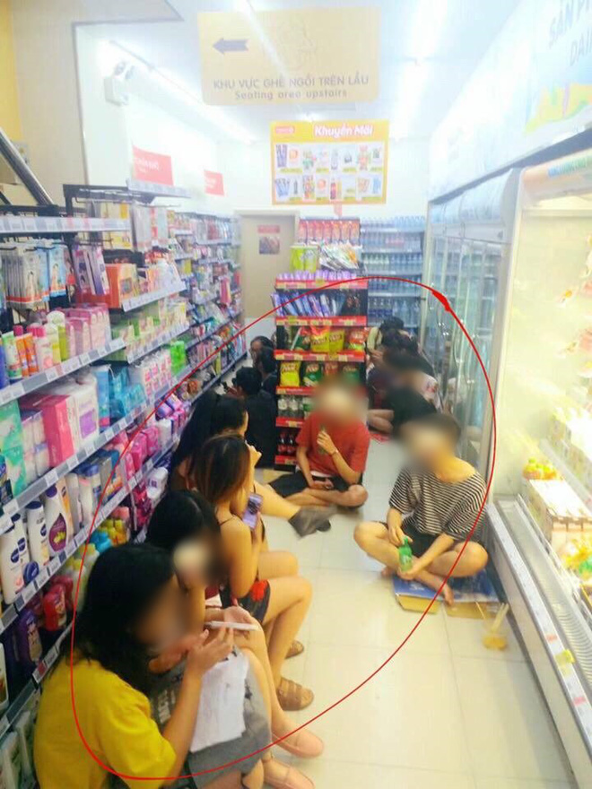 ngao ngan canh sinh vien om chan goi theo de ngu xa rac bua bai trong cac cua hang tien loi