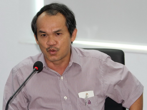 bau duc chuan bi di ban trai cay