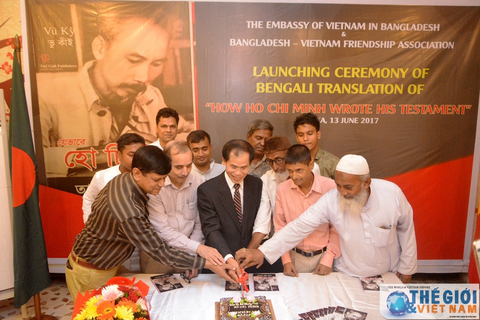 bac ho viet di chuc cuon sach dau tien ve chu tich ho chi minh duoc dich sang tieng bengali