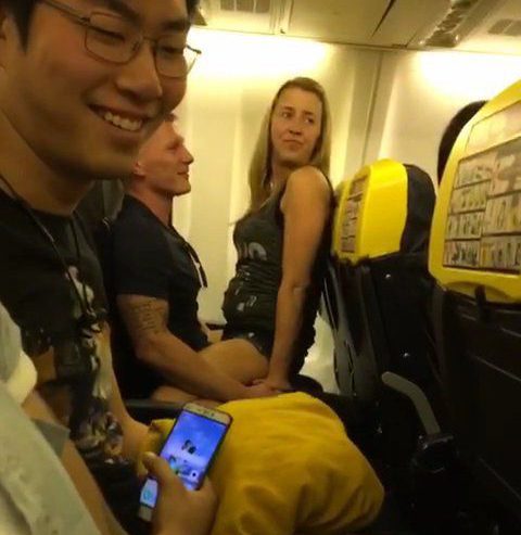 su that gay soc khong kem ve nguoi phu nu toc vang trong doan video tinh tu thai qua tren may bay
