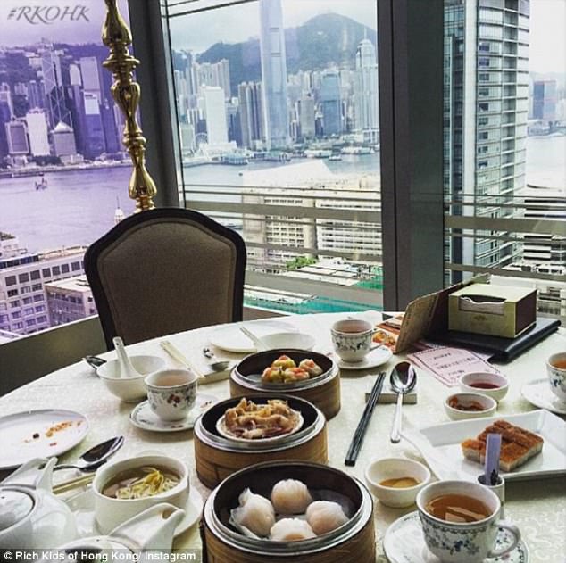khong can di dau xa cac thieu gia tieu thu hong kong cung song xa hoa khong kem gi con nha giau phuong tay