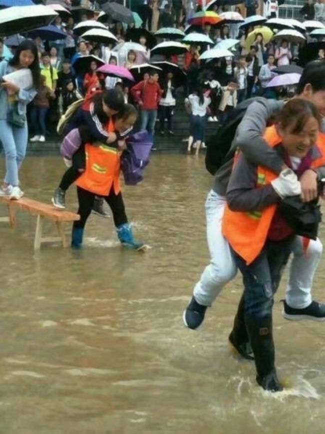 sinh vien trung quoc gay tranh cai vi de cac nu nhan vien ve sinh lon tuoi cong qua cho loi