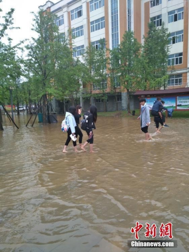 sinh vien trung quoc gay tranh cai vi de cac nu nhan vien ve sinh lon tuoi cong qua cho loi