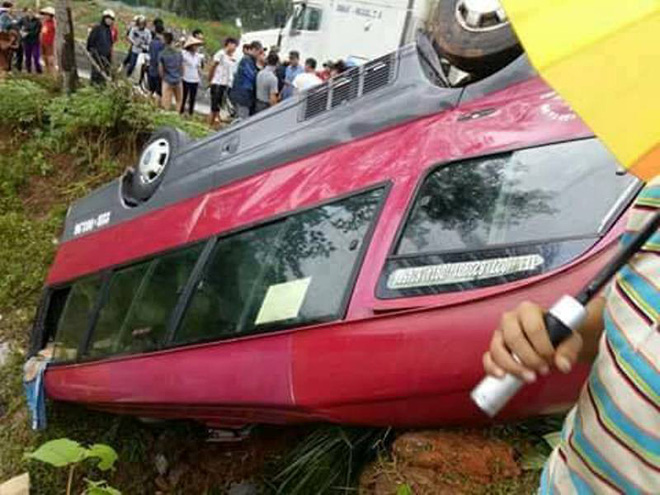 xe khach cho hon 10 nguoi bi lat ngua xuong ruong nhieu hanh khach bi thuong
