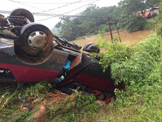 xe khach cho hon 10 nguoi bi lat ngua xuong ruong nhieu hanh khach bi thuong