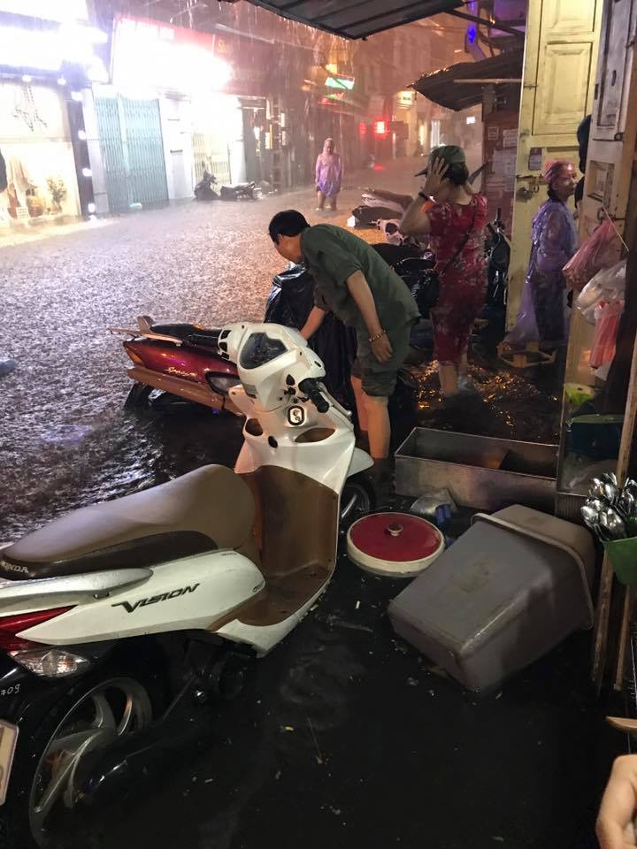 trong toi ha noi mua lon hanh dong cua xe o to khien bao nguoi khon don