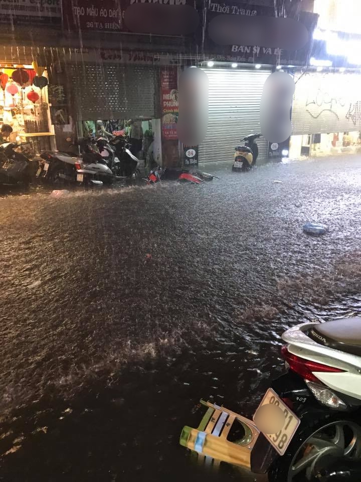 trong toi ha noi mua lon hanh dong cua xe o to khien bao nguoi khon don