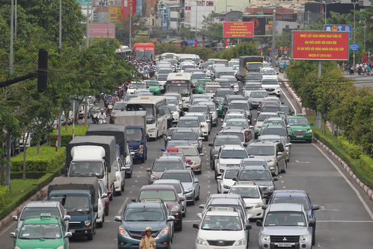 de nghi nang thue moi truong len 5000 donglit xang