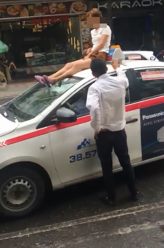 nguoi phu nu treo len noc xe taxi an va giua pho ha noi