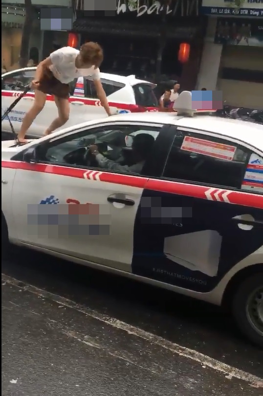 nguoi phu nu treo len noc xe taxi an va giua pho ha noi