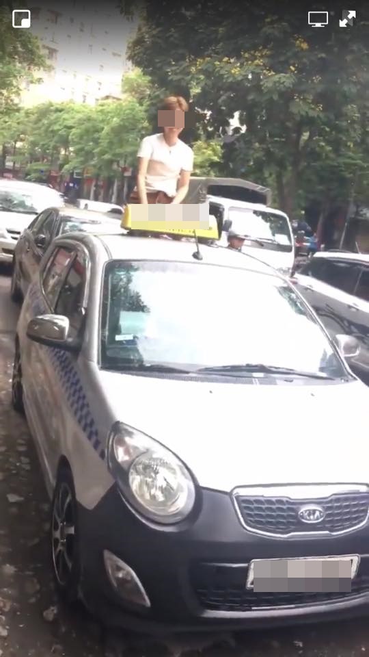 nguoi phu nu treo len noc xe taxi an va giua pho ha noi