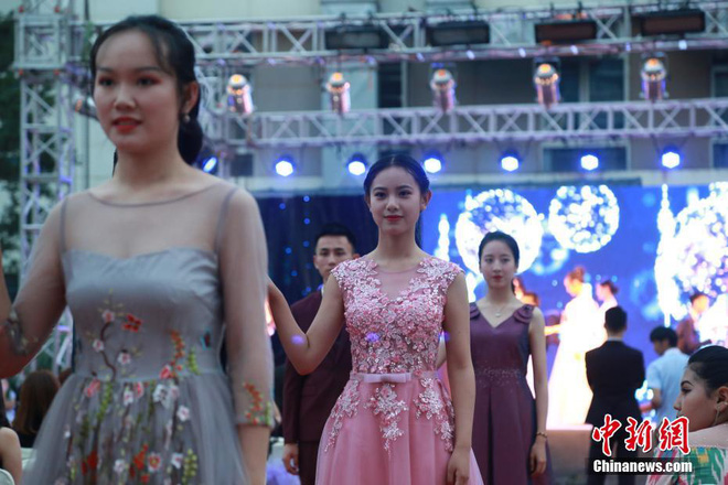 dan trai dep gai xinh xuat hien long lay tren xe sang trong buoi le tot nghiep truong hang khong