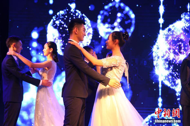dan trai dep gai xinh xuat hien long lay tren xe sang trong buoi le tot nghiep truong hang khong