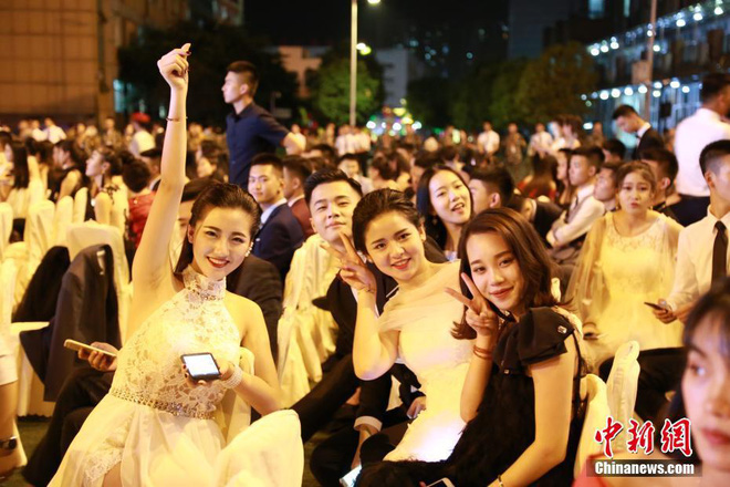 dan trai dep gai xinh xuat hien long lay tren xe sang trong buoi le tot nghiep truong hang khong