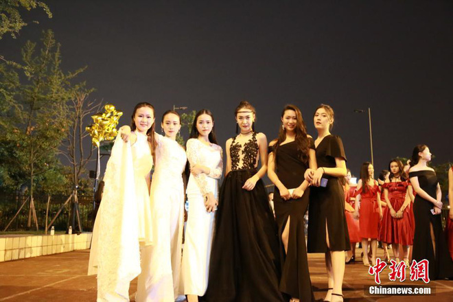 dan trai dep gai xinh xuat hien long lay tren xe sang trong buoi le tot nghiep truong hang khong