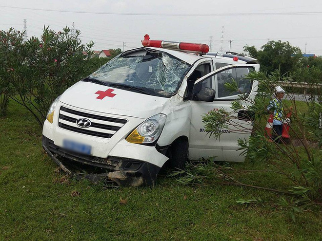 xe cuu thuong gap nan tren cao toc ha noi thai nguyen 3 nguoi bi thuong