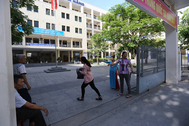 mot thi sinh da nang ngat xiu trong mon thi dau tien nghi do nang nong