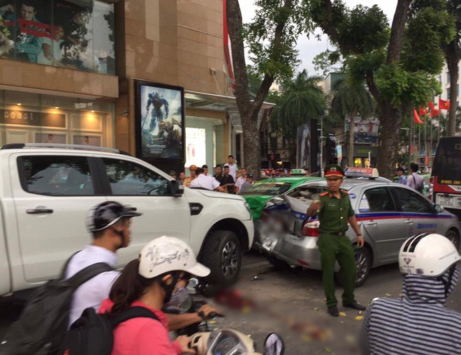 ha noi va cham lien hoan tren pho ba trieu 3 nguoi bi thuong trong do co 1 nan nhan mac dong phuc hoc sinh