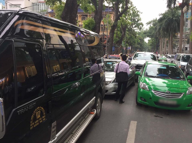 ha noi va cham lien hoan tren pho ba trieu 3 nguoi bi thuong trong do co 1 nan nhan mac dong phuc hoc sinh