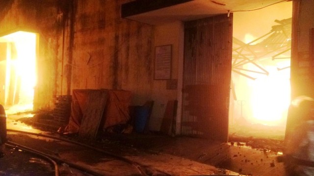 gan 400 chien si trang dem dap tat dam chay kinh hoang gan cang sai gon