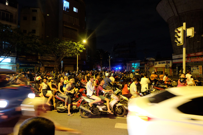 chum anh nguoi dan quan 4 trang dem cau nguyen trong tran hoa hoan kinh hoang o cang sai gon