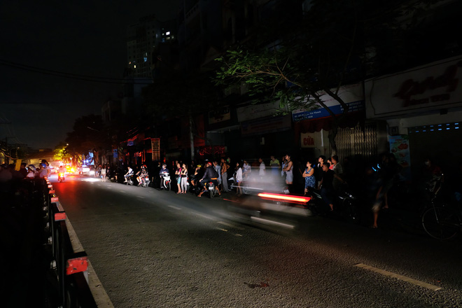 chum anh nguoi dan quan 4 trang dem cau nguyen trong tran hoa hoan kinh hoang o cang sai gon