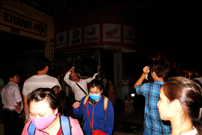 chum anh nguoi dan quan 4 trang dem cau nguyen trong tran hoa hoan kinh hoang o cang sai gon