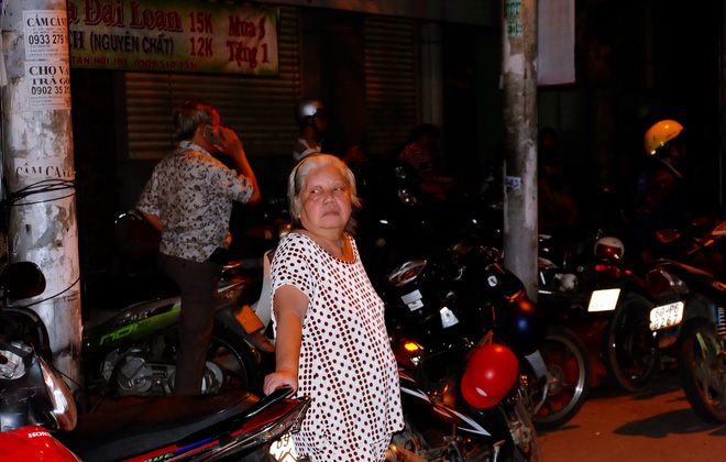 chum anh nguoi dan quan 4 trang dem cau nguyen trong tran hoa hoan kinh hoang o cang sai gon