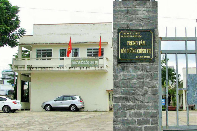 vu xo xat o truong chinh tri tai sao giam doc va nu ke toan giang nhau chiec dien thoai