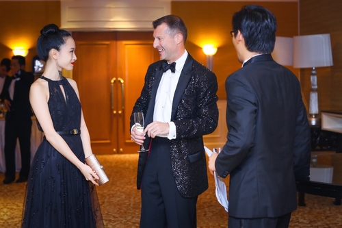 truong ho phuong nga hanh trinh tu hoa hau thong thao 3 ngoai ngu toi cao buoc lua dao lien quan tinh tien