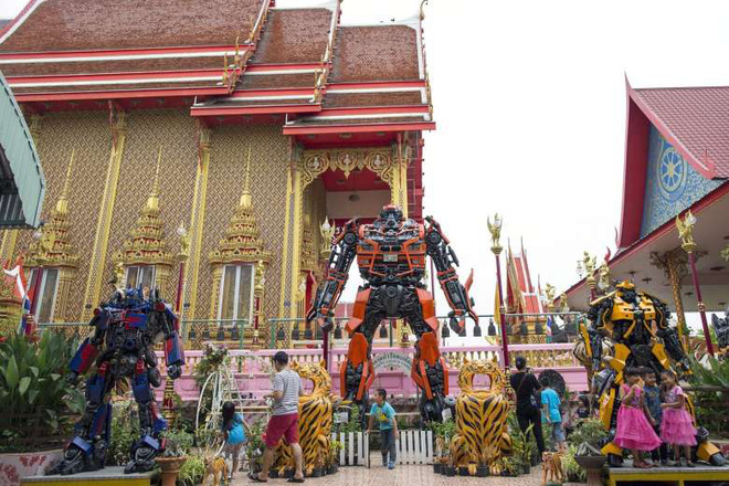 tuong transformers khong lo cao 8m dat tai cong chua o thai lan khien du khach thich thu