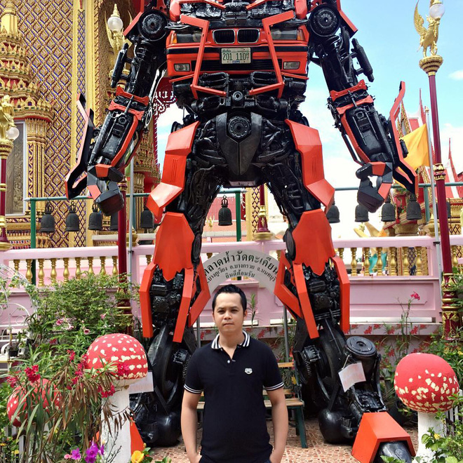 tuong transformers khong lo cao 8m dat tai cong chua o thai lan khien du khach thich thu